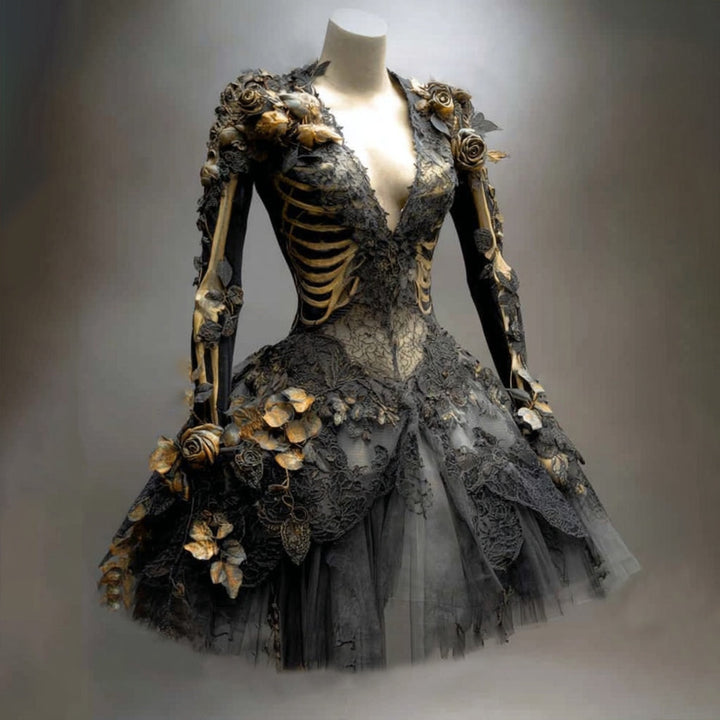 Zwarte jurk op paspop met kant, gouden rozen en een gouden ribbenkast-print op de mouwen en het lijfje, met tule rok. 1