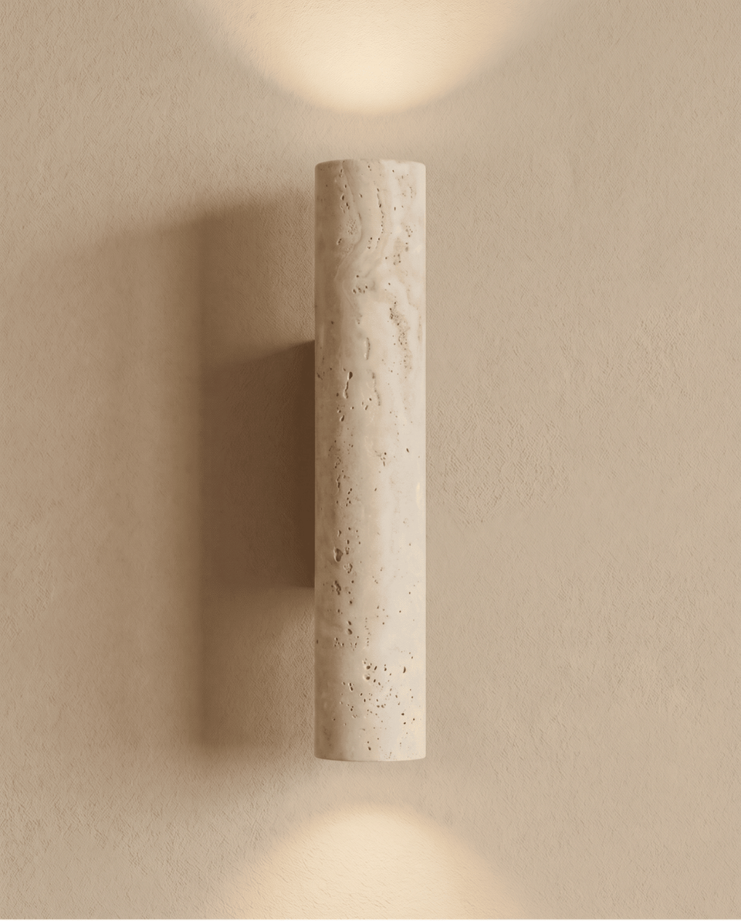 Rechtopstaande travertijnen wandlamp aan de muur, met lichtkegels naar boven en beneden en een schaduw links 7