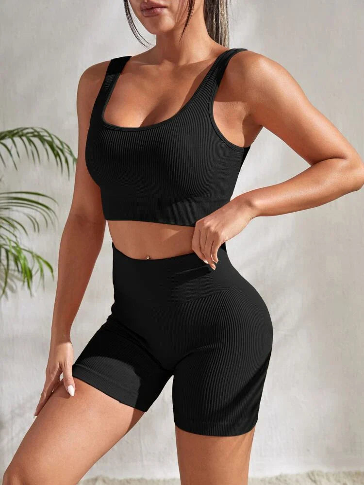 Dwuczęściowy damski zestaw fitness z szortami i topem - Sienna