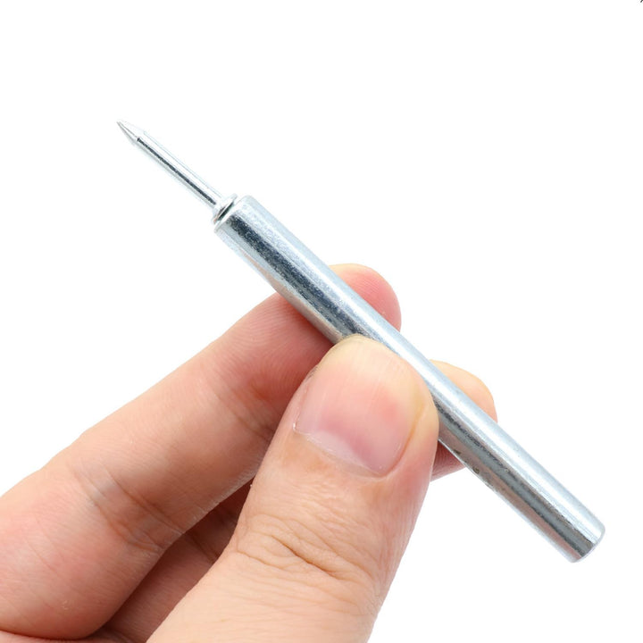 Een hand houdt het metalen hulsje vast waarin een dubbele nagel met de punt omhoog is gestoken. 5