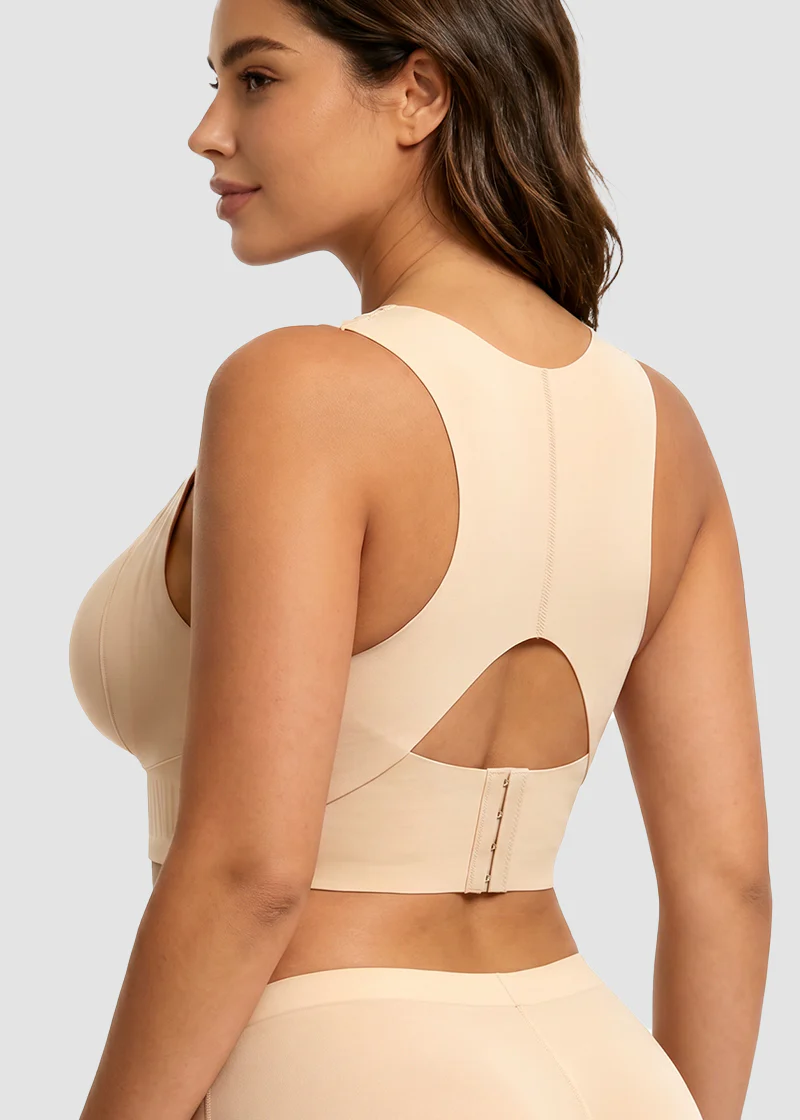 Rugzijde van de beige steunbh met racerback-snit, uitsnijding in de rug en haakjes, gedragen door een model in profiel. 3