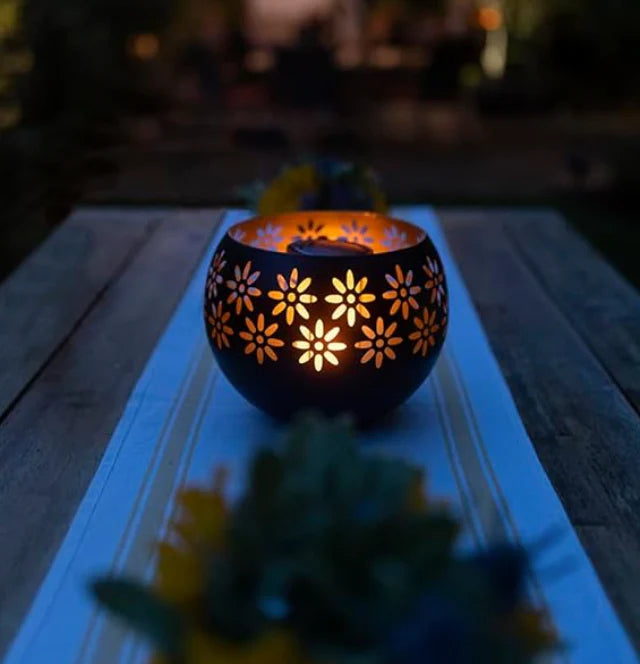 Lampka świecowa z motywem kwiatowym - FloraGlow