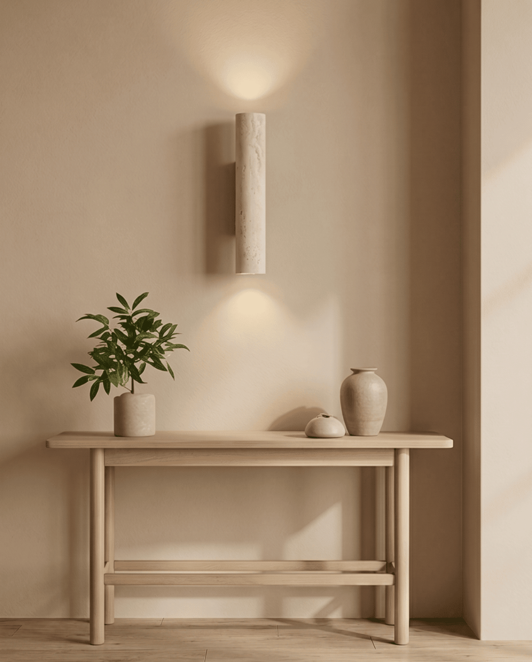 Sfeerfoto van de brandende wandlamp boven een houten tafel met groene plant en aardewerken vazen 8