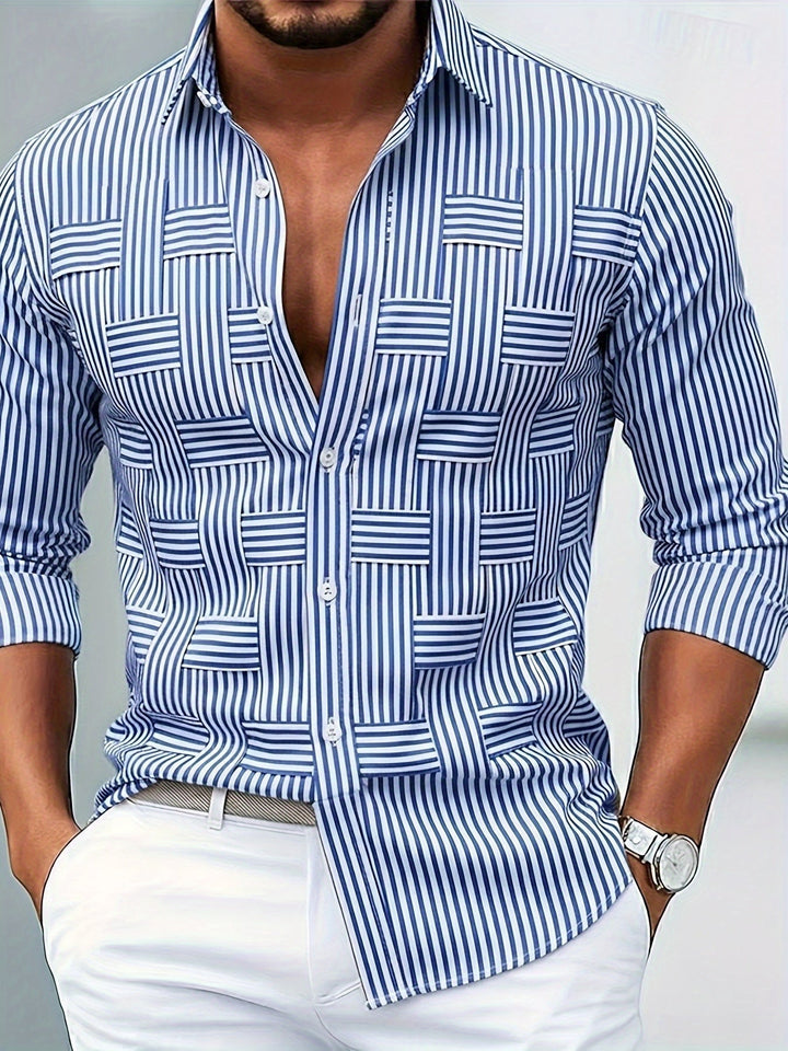 Man draagt het blauw-wit gestreepte overhemd met geweven blokpatroon op de voorkant, gecombineerd met een witte broek en horloge. 1
