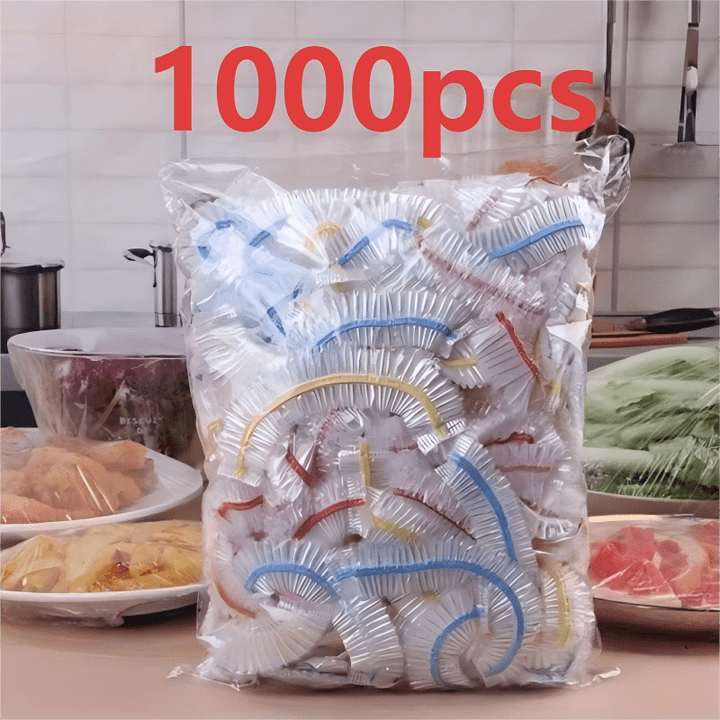 Zak gevuld met veel doorzichtige afdekkappen met gekleurde elastiek, voor een keukenachtergrond met afgedekte borden eten. 3