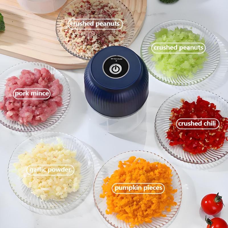 Bovenaanzicht van de hakker omringd door bordjes met fijngehakte pinda's, selderij, varkensgehakt, chili, knoflook en pompoen. 5