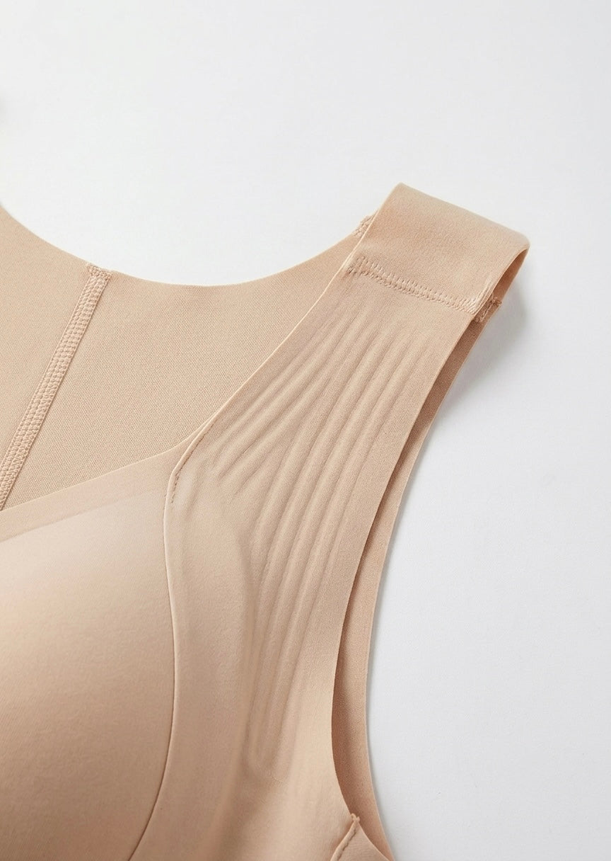 Close-up van de beige schouderband en de stoffen cup, met fijne ribbels en een stevige stikselnaad. 10