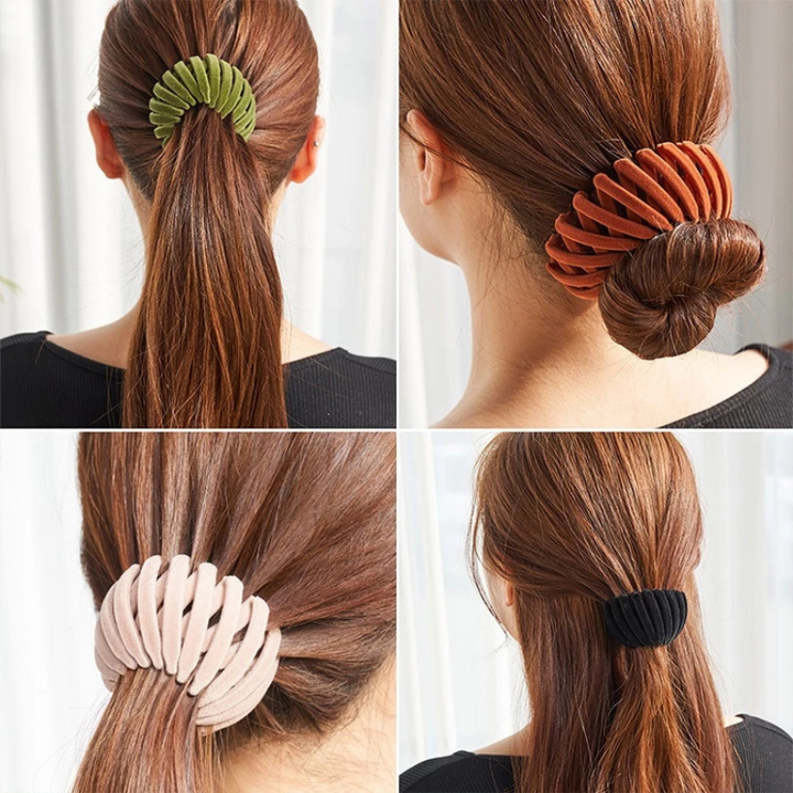 Collage van vier close-ups van de clip in groen, oranjebruin, roze en zwart, gedragen in een staart of knot. 3