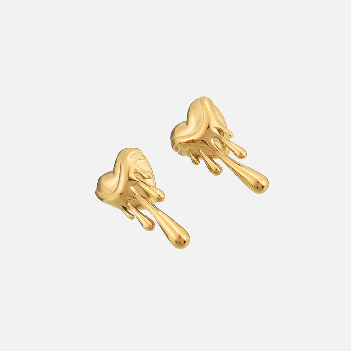 Het paar gouden hartoorbellen met druppels schuin van boven gefotografeerd, zodat de reliëfdruppels en de vorm goed zichtbaar zijn. 2