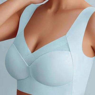 Model draagt de naadloze bh in lichtblauw met brede schouderbanden en een V-hals met elastische rand. 5