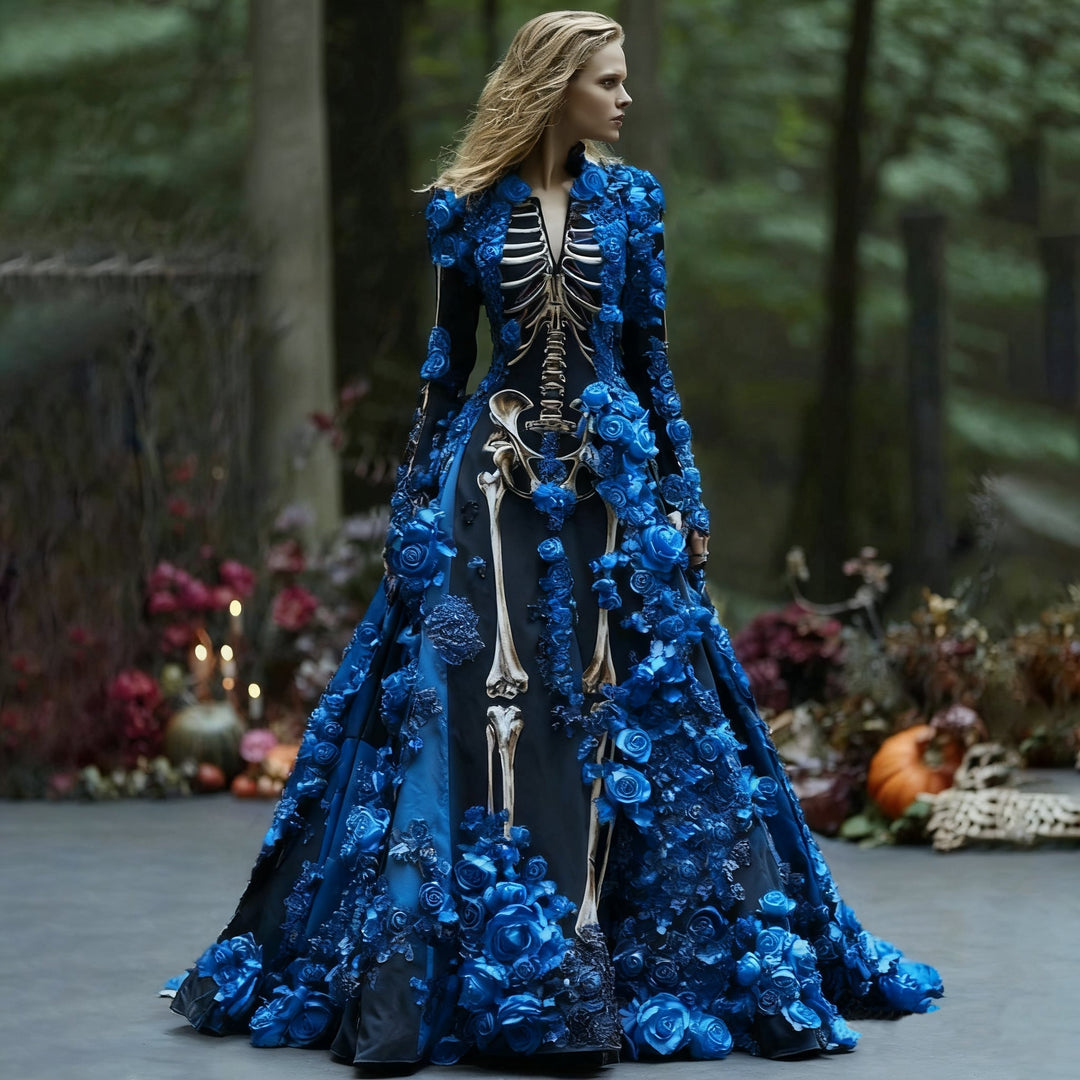 Dezelfde maxi-jurk met skeletprint, uitgevoerd met blauwe driedimensionale rozen, gedragen door een model tussen bomen en herfstbloemen. 3