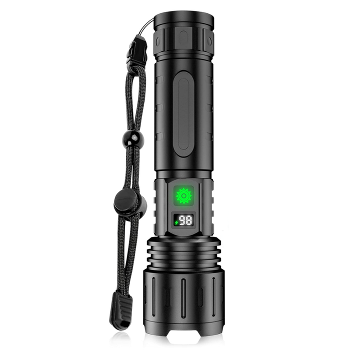 Zwarte zaklamp met polsband, groene lichtknop en digitaal batterijdisplay, vrijstaand op een witte achtergrond. 1