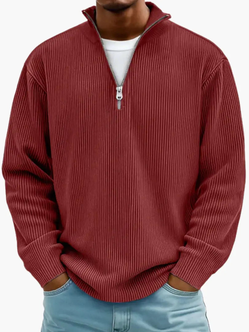 Model draagt de geribbelde trui met kwartrits in bordeauxrood, met een wit shirt eronder en een lichtblauwe spijkerbroek. 10