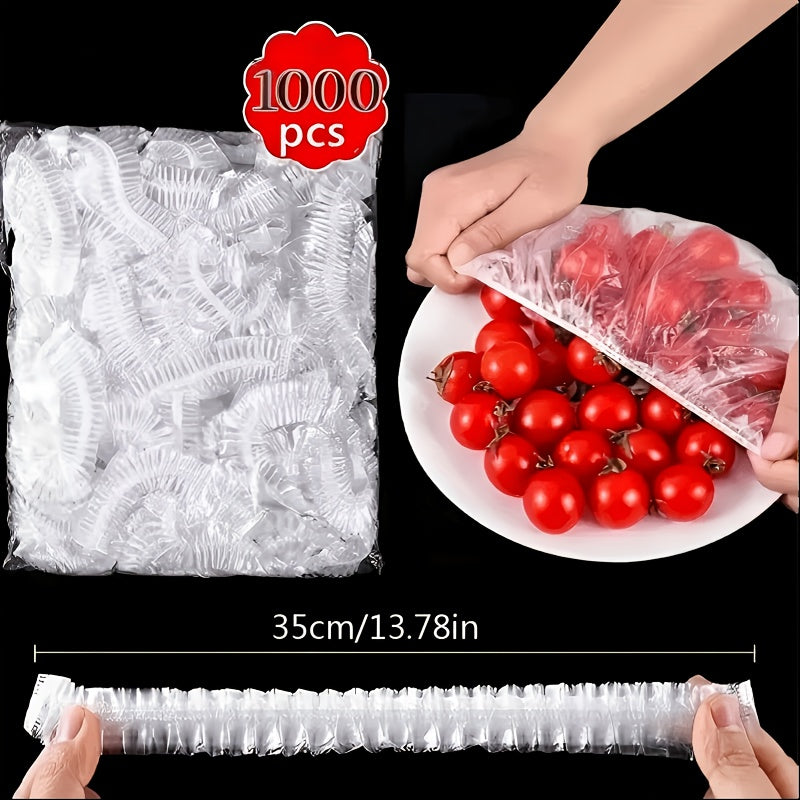 Zak met doorzichtige afdekkappen naast een hand die een kap over een bord tomaten trekt, met een uitgerekte kap eronder. 4