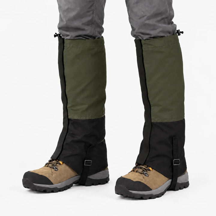 Legergroene gamaschen met zwart onderstuk en zwart bandje onder de schoen, gedragen over bruine wandelschoenen. 10