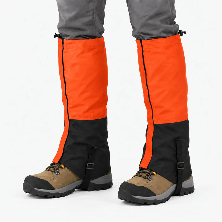 Oranje gamaschen met zwart onderstuk, rits aan de zijkant en trekkoord bovenaan, gedragen over bruine wandelschoenen. 12