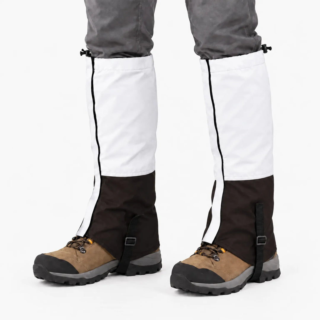Witte gamaschen met donkerbruin onderstuk en zwart bandje onder de schoen, gedragen over wandelschoenen tegen een witte achtergrond. 7