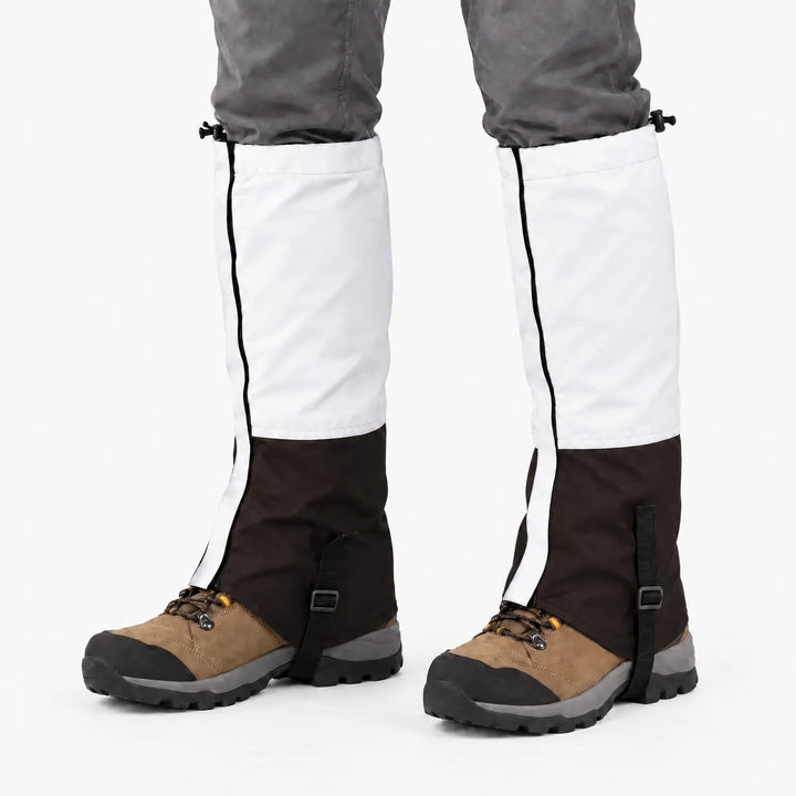 Witte gamaschen met donkerbruin onderstuk en zwart bandje onder de schoen, gedragen over wandelschoenen tegen een witte achtergrond. 7