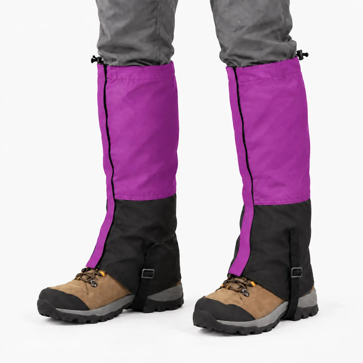 Paarse gamaschen met zwart onderstuk en verstelbaar bandje, gedragen over bruine wandelschoenen en een grijze broek. 8
