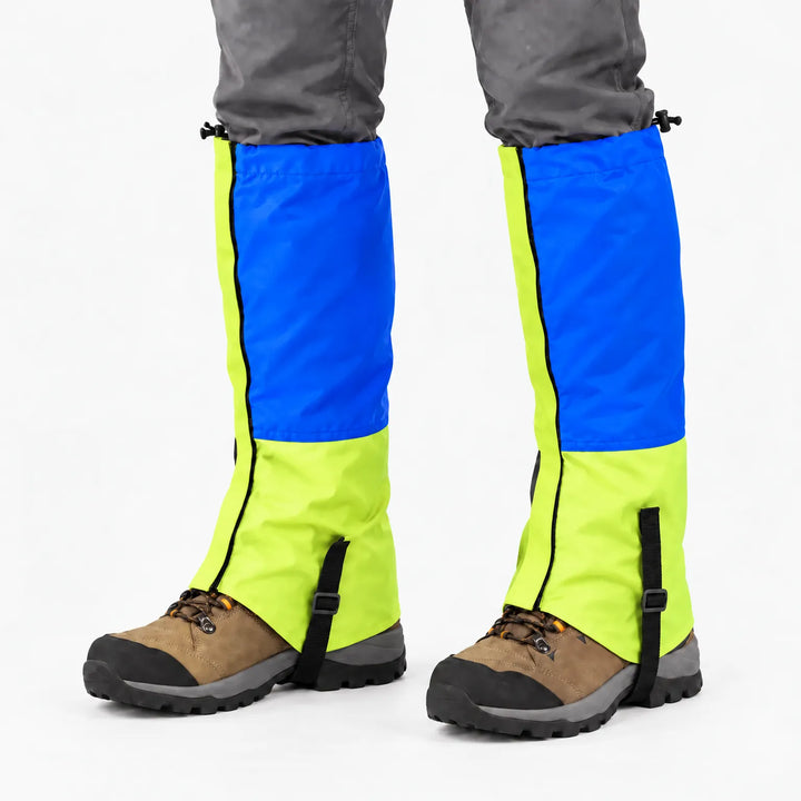 Gamaschen met blauw bovenstuk en limoengroen onderstuk, vastgezet met een bandje onder de bruine wandelschoenen. 9