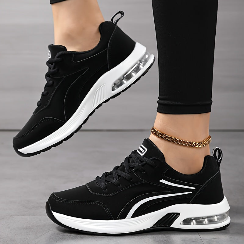 Zijaanzicht van zwarte sneakers met veters, witte zool en luchtkussen, één voet geheven tijdens het lopen. 3