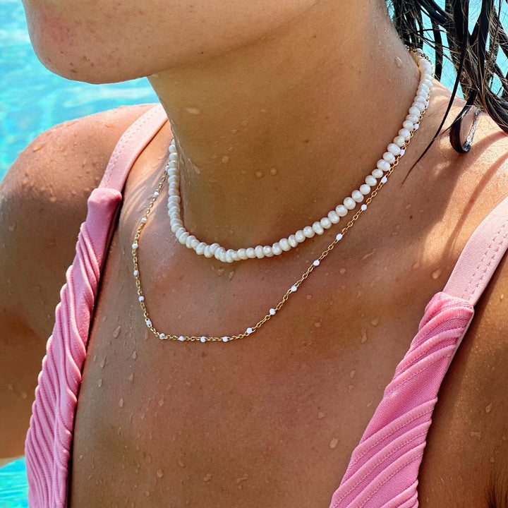 Choker z białymi emaliowanymi koralikami - Aurielle