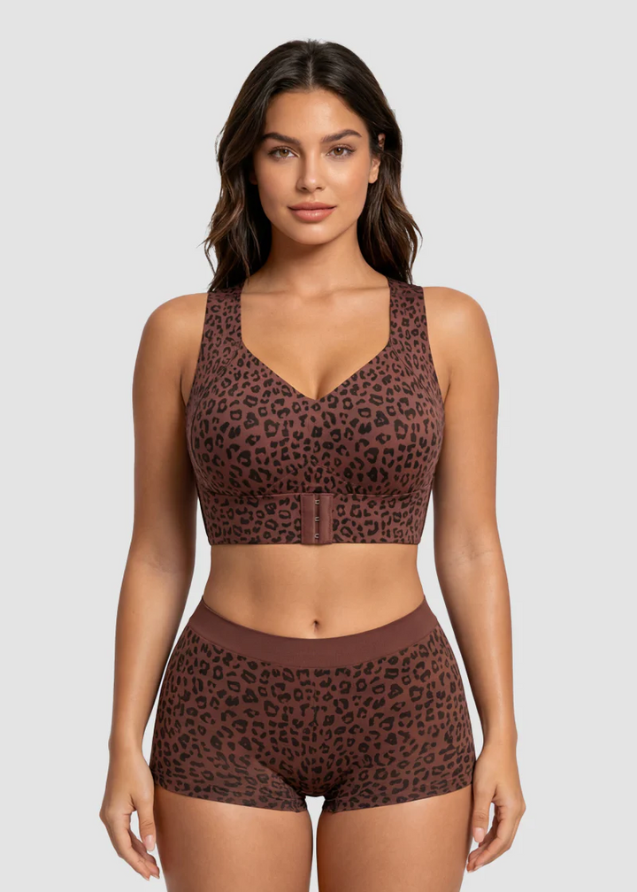Model draagt de steunbh en het bijpassende shortje in een bruine luipaardprint, frontaal gefotografeerd. 8