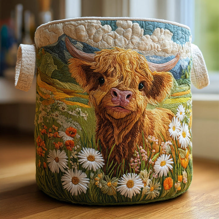 Close-up van de gewatteerde mand met geborduurd Schotse hooglander kalf tussen madeliefjes en wilde bloemen, met stoffen handgrepen aan de zijkanten. 1