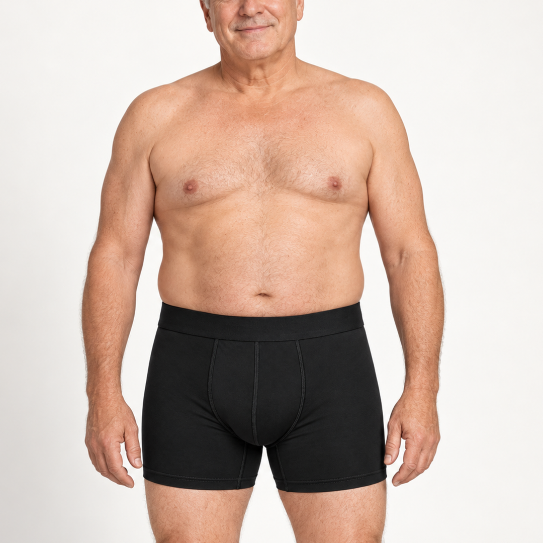 Oudere man draagt een zwarte boxershort met langere pijp, vooraanzicht, frontaal tegen een witte achtergrond. 2