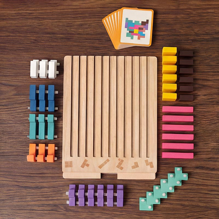 Bovenaanzicht van het houten bord op een houten tafel, omringd door alle blokken per kleur gesorteerd en een stapel opdrachtkaarten. 2