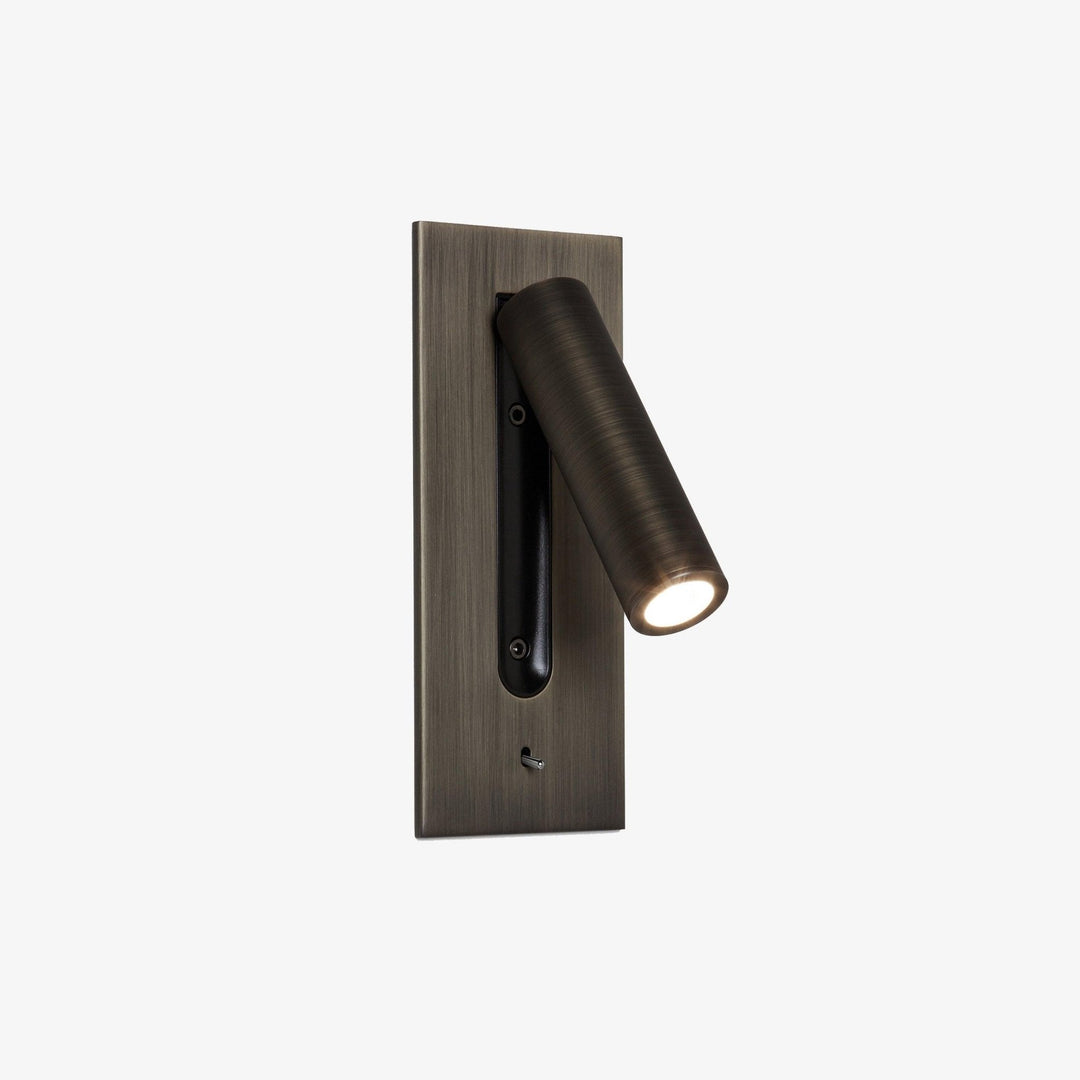 Wandlamp in donker brons met brede metalen plaat en brandende, naar beneden gerichte ledspot 23