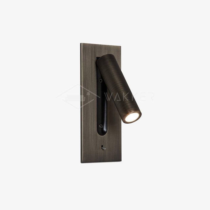 Mat goudkleurige wandlamp met brandende spot naar links, zwarte inzetstrook en schakelaar, tegen een lichte muur 15