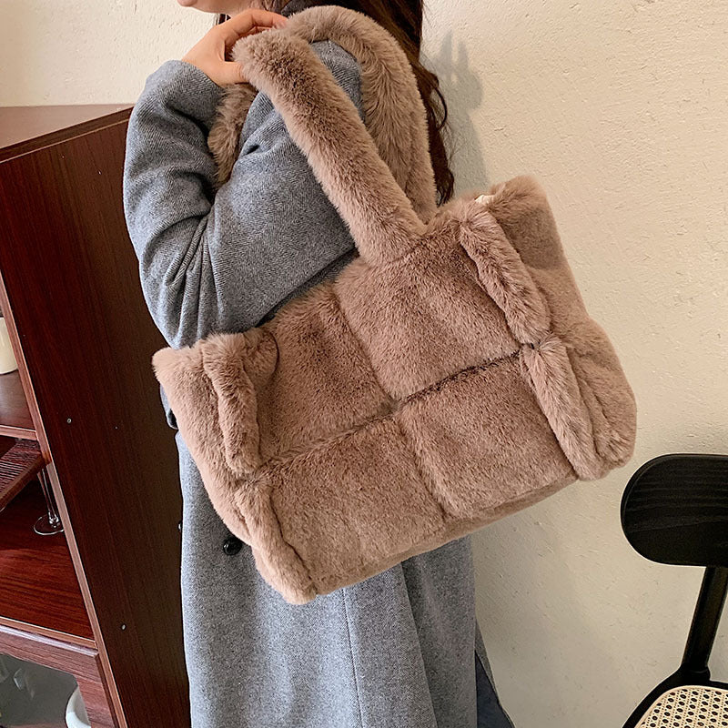 Sammy Jackson™ Pipa Plush Handbag | A Comfortable & Wintery Women's Bag