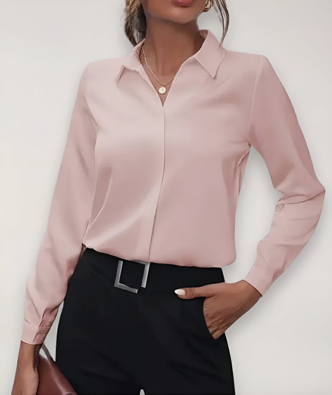 Roze blouse gedragen door een model met zwarte broek en vierkante gesp, voorkant 2