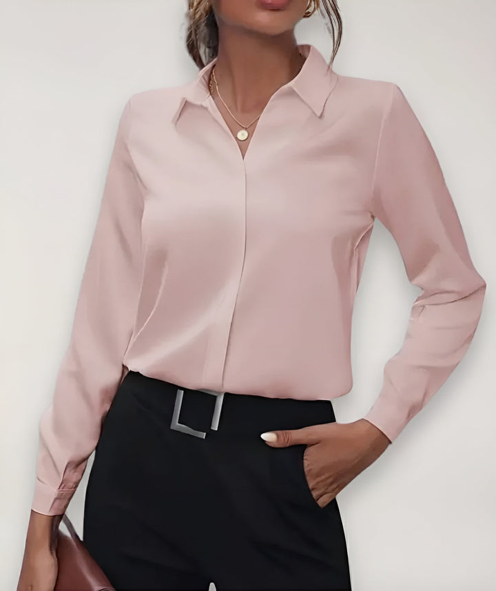 Roze blouse gedragen door een model met zwarte broek en vierkante gesp, voorkant 2