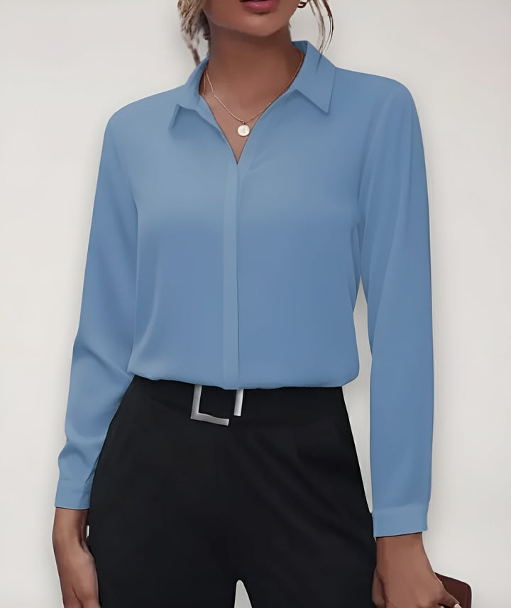 Lichtblauwe blouse gedragen door een model met zwarte broek en riem, voorkant 3