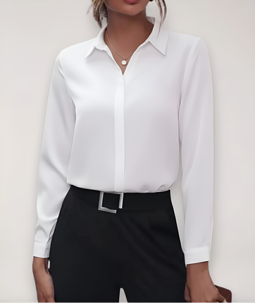 Witte blouse gedragen door een model met zwarte broek, voorkant met verborgen knoopsluiting 5