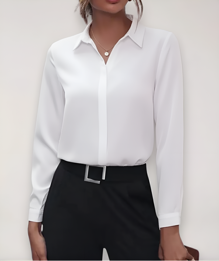 Witte blouse gedragen door een model met zwarte broek, voorkant met verborgen knoopsluiting 5