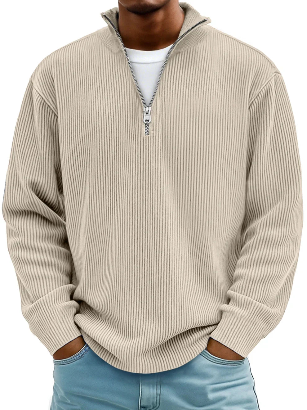 Man draagt de geribbelde trui met halve rits in beige, gecombineerd met een lichtblauwe spijkerbroek 4