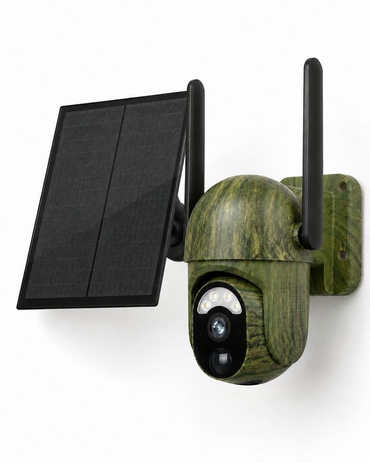 Camouflagegroene beveiligingscamera met losse zonnepaneel en twee zwarte antennes, schuin van voren gezien op een witte achtergrond. 1