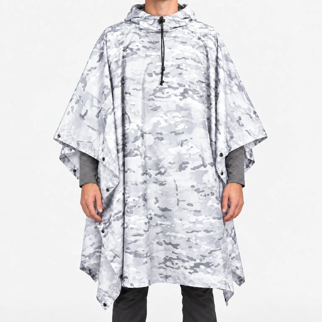 Voorkant van de poncho in sneeuwcamouflage met witte en lichtgrijze vlekken, gedragen met capuchon en trekkoord op een witte achtergrond. 11