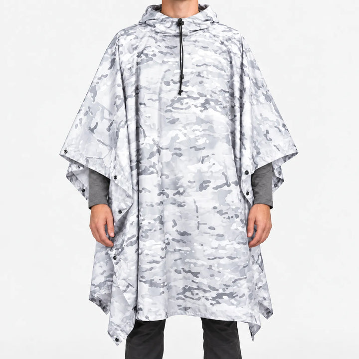 Voorkant van de poncho in sneeuwcamouflage met witte en lichtgrijze vlekken, gedragen met capuchon en trekkoord op een witte achtergrond. 11