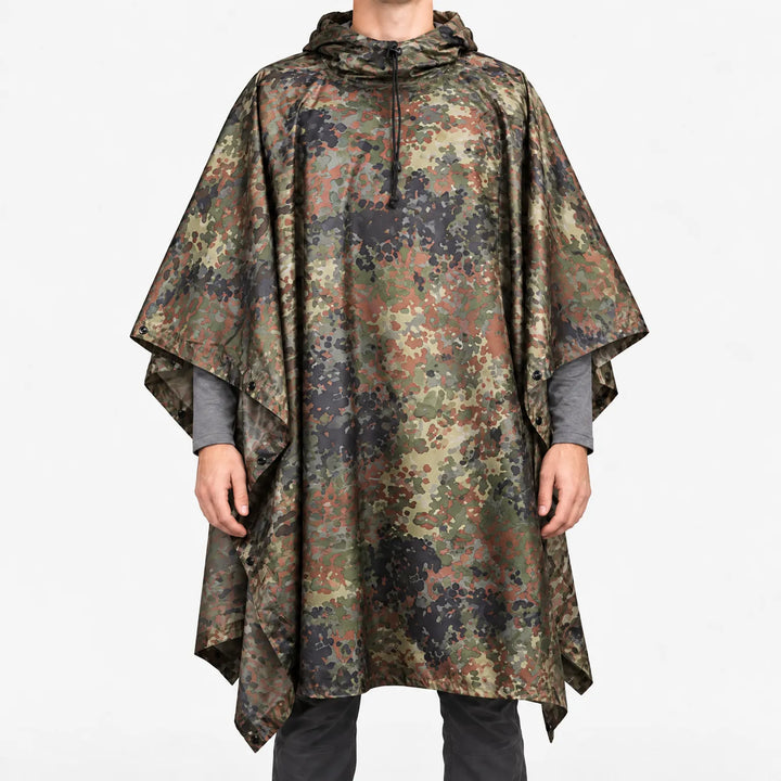 Voorkant van de poncho in gespikkelde camouflageprint met groen, bruin, roodbruin en zwart, gedragen door een model op een witte achtergrond. 13