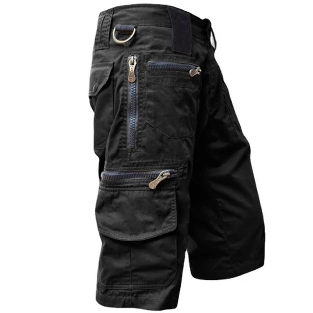Zijaanzicht van de cargoshort in zwart met verticale en horizontale ritsvakken en een zijzak met klep 3