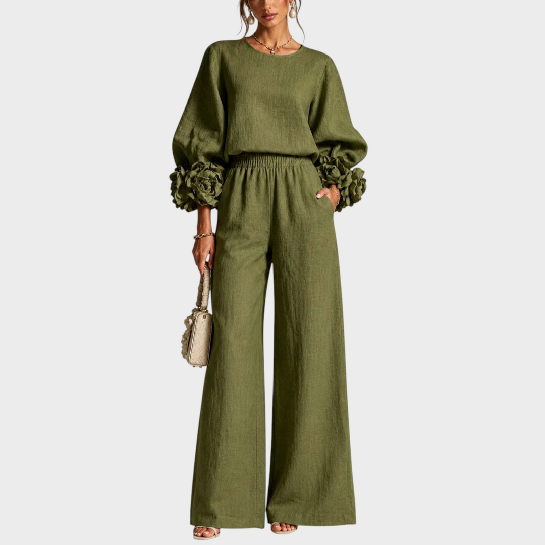 Model in olijfgroene set met bloemversiering aan de mouwen en wijde broek, vooraanzicht 4