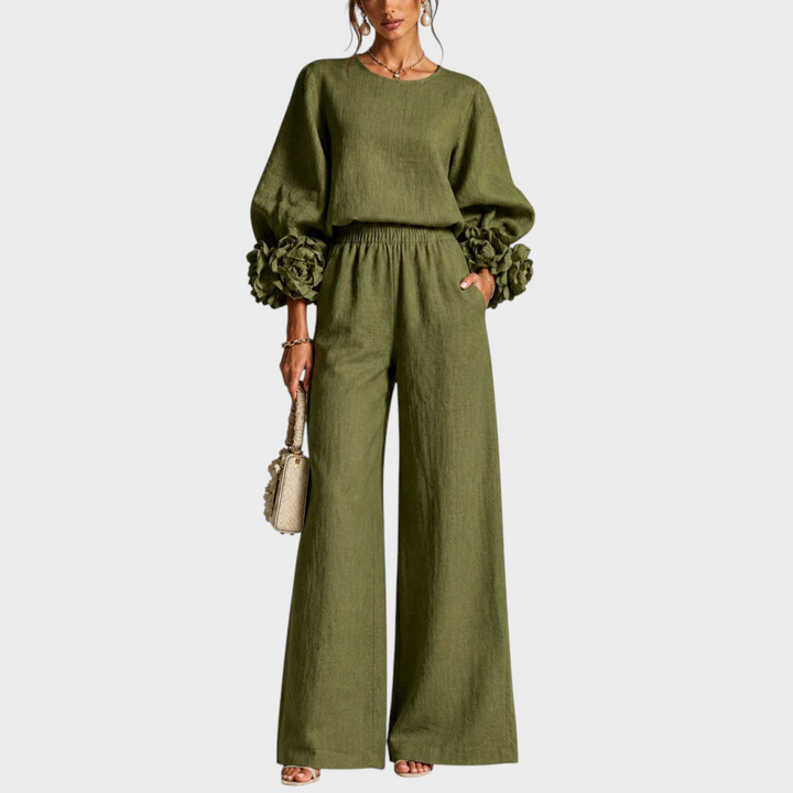Model in olijfgroene set met bloemversiering aan de mouwen en wijde broek, vooraanzicht 4