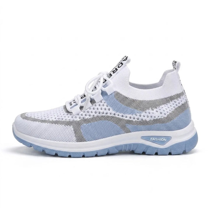 Zijaanzicht van een witte mesh sneaker met lichtblauwe zool en grijze accenten, op een witte achtergrond. 1