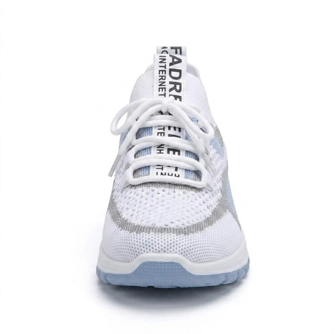 Voorkant van de witte sneaker met veters, mesh neus en lichtblauwe zool. 8