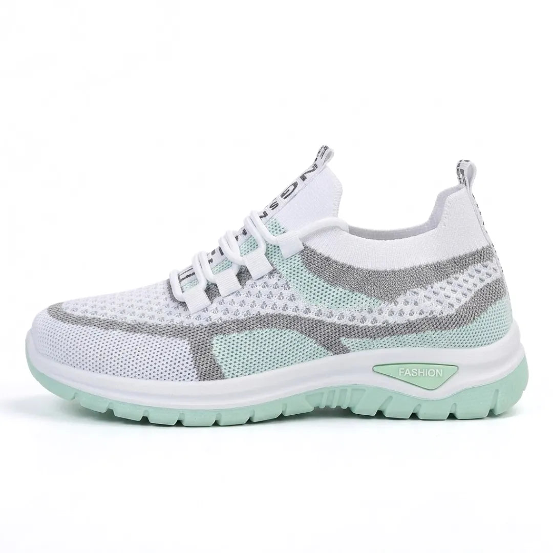 Zijaanzicht van een witte mesh sneaker met mintgroene zool en grijze accenten, op een witte achtergrond. 10
