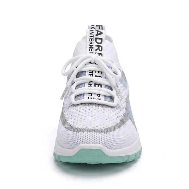 Voorkant van de witte mesh sneaker met veters en mintgroene zool. 17